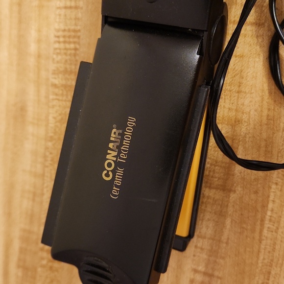 CONAIR Black and Gold Hair Straightener - Picture 2 of 8